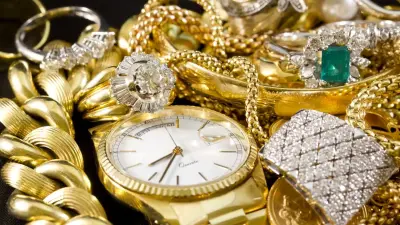 25 млн теңгеге дейін құйған: Қызылорда облысында алтын сатушысына алданған жұрт прокуратура алдына жиналды