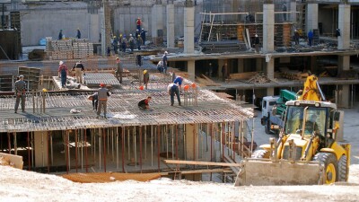 "Үй түгілі қазаншұңқыр да жоқ". Алматыда үлескерлер құрылыс компаниясының үстінен шағымданды