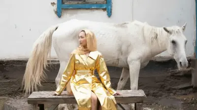 "Bipl-ай, Сөзіңе қой фильтр-ай". Еңлік Құрарбектің әні желіде қалай пародия айтысты тудырды