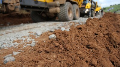 "Жайлауға шығатын жолды жапты". Ақсу тұрғындары алтын іздеп жерді қазып тастағандарға шағымданды