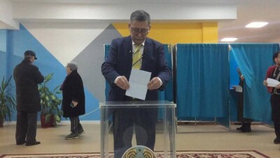 Кандидат Мейрам Қажыкен дауыс беруге отбасымен бірге келді