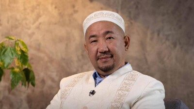 "Қара киіну – қазақ дәстүріне жат". Нұрлан имам Динара Сәтжанмен сұхбатында не айтты?