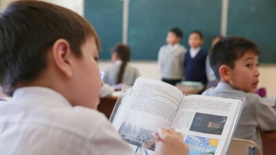 Жазушылар одағының мүшесі: Мектептерде социалистік ескі идеологияны насихаттайтын кітаптар әлі тұр
