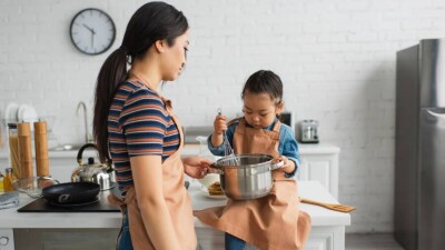 Қазақстандық әйелдердің жартысына жуығы үй шаруасына күнделікті 6 сағат жұмсайды – зерттеу