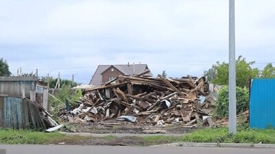 Солтүстікте көктемде су басқан аумақ үйілген қоқыс алаңына айналған