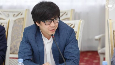 Владислав Тен: Мемлекеттік қызмет иелеріне қазақ тілін білуді міндеттеу қажет