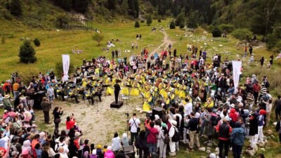 3500-ден астам туындысы бар оркестр тау баурайында шығармаларын орындады