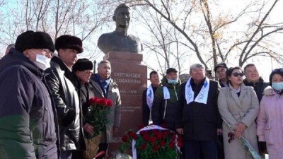Алматыда публицист Сұлтанбек Қожановтың мүсіні ашылды