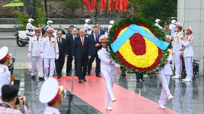 Тоқаев Вьетнамда ұлт қаһармандары монументі мен Хо Ши Миннің мавзолейіне гүл шоғын қойды