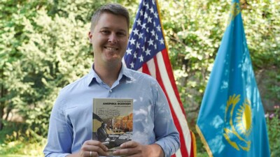 Дэннис Кин: "Абай жолының" ағылшын тіліне аударылмағанына таң қаламын