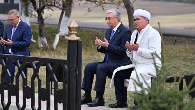 Мемлекет басшысы Шоқан Уәлихановтың бейітіне зиярат етіп, Құран оқытты