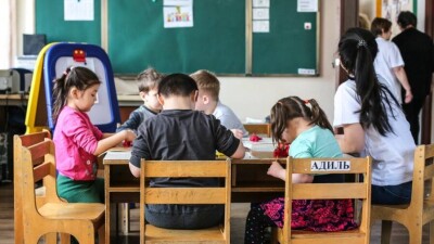 Мәжіліс депутаты тұрмысы төмен отбасындағы әр балаға 36 мың теңгеден беруді ұсынды