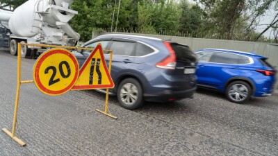 "Күрек пен қазанға қақпақ жасау үшін": Қазақстандықтар жол белгілерін жаппай ұрлауға көшті