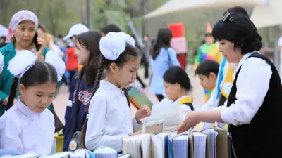 Ұлттық кітап күні: 500 метрлік гүлзар алаңында ақтөбеліктер кітап әлеміне саяхаттады