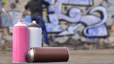 Синтетикалық есірткімен күрес: Алматыда жарнама жасырылған үш мыңнан астам граффити жойылды