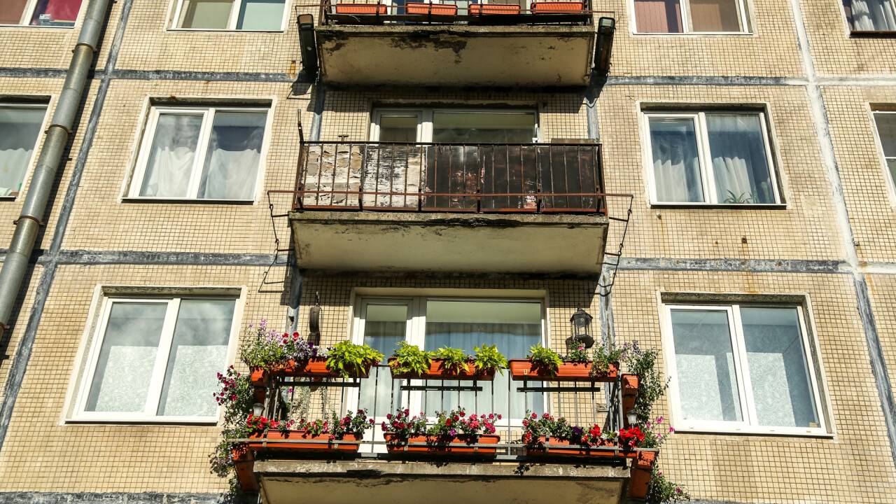 Қызылордада мердігерлер ескі үйлердің көше жақ қабырғасын сәндеп, аулаға қараған тұсын сол күйі қалдырған