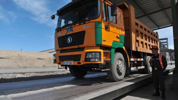 Берік Қамалиев: 40 тоннаға дейін жүк таситын қытайлық көліктер жолды тоздырып отыр