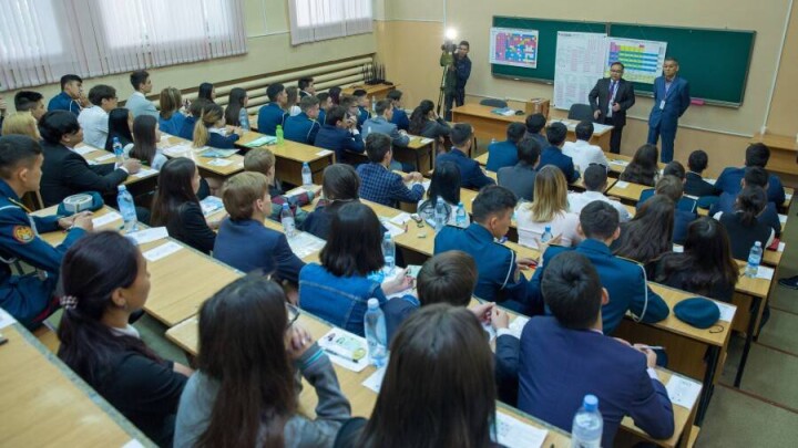 Профессор: Шетел дипломын алған студенттер "басқа елге көшу керек" деген психологиямен қалды