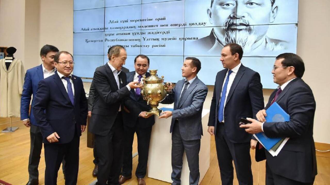 Абай Құнанбайұлы шай ішкен самаурын Ұлттық музейге табысталды
