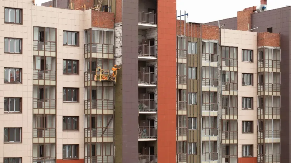 Астанада ер адам әйелді пышақтап, өзі 25-қабаттан секіріп кеткен