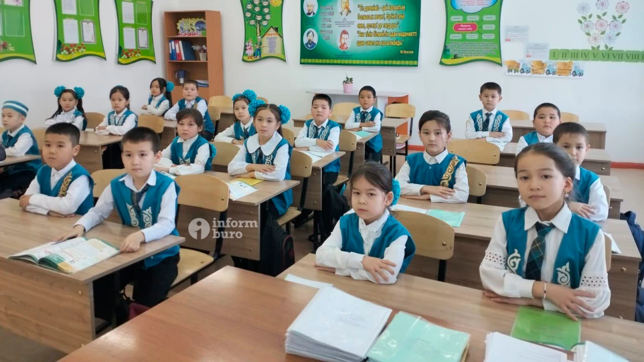 Түркістанда мектеп оқушылары сабаққа ұлттық нақыштағы киіммен барып жүр