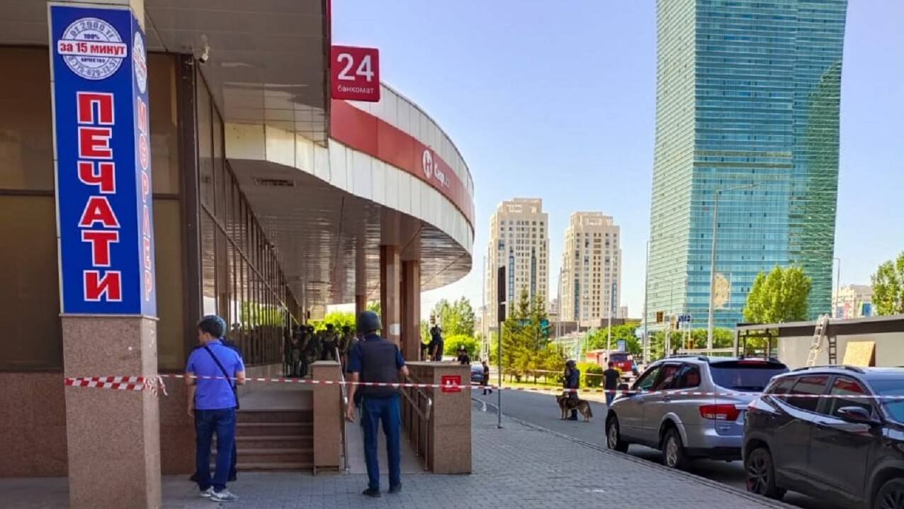 Қаруланған ер адам астанадағы банктердің бірінде қызметкерлерді тұтқында ұстап отыр