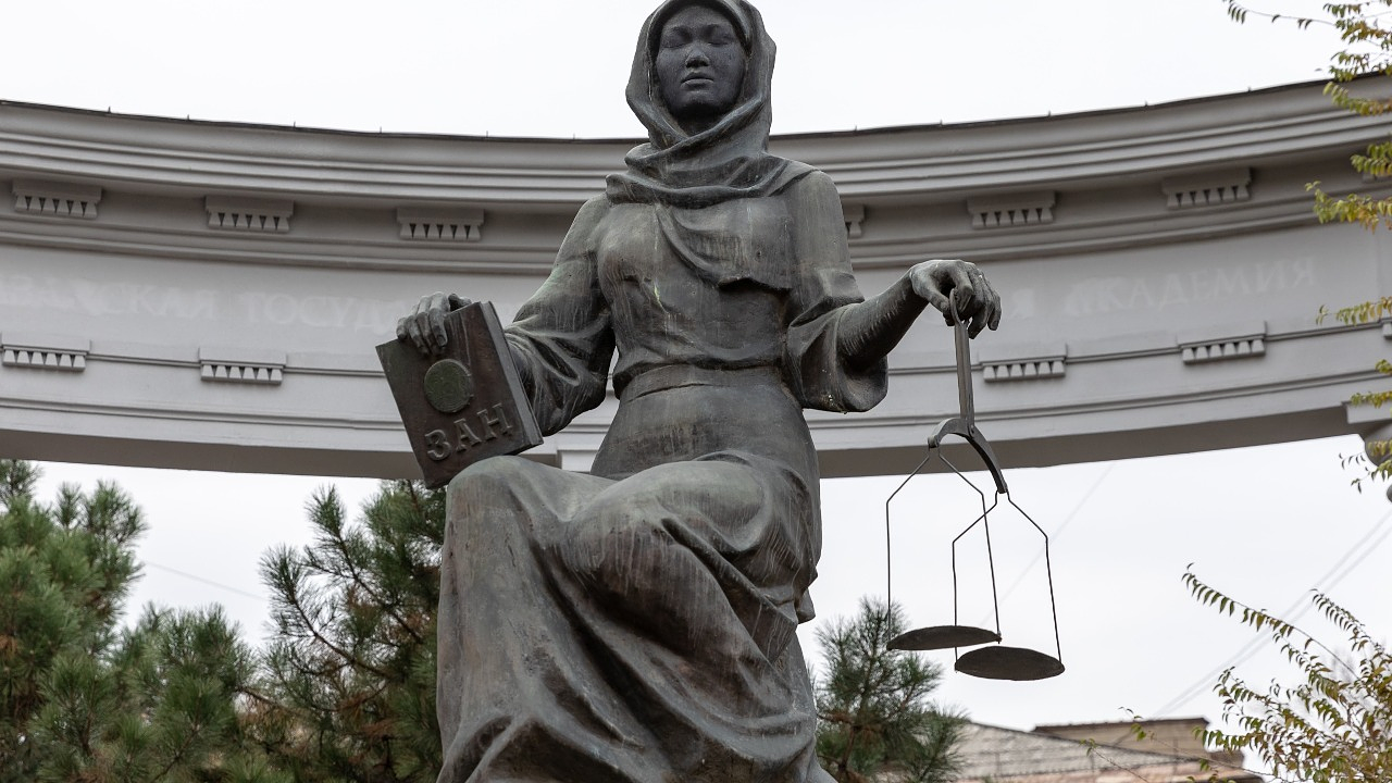 Үлкен ақ жалаңаш әйелдер