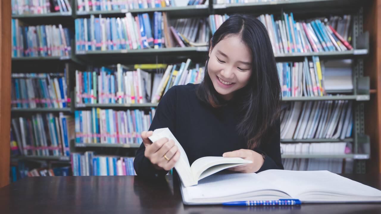 Кітап оқып отырған қыз бала \ Фото: depositphotos.com