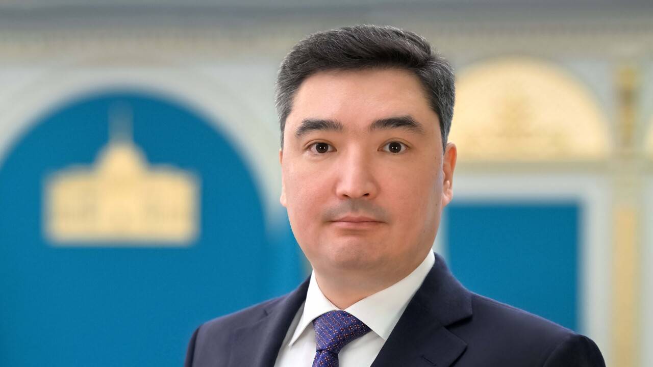 Олжас Бектенов: "Ақшаңды төле де, өте бер". Премьер-министрлікке үміткер қандай сөздерімен көзге түсті?