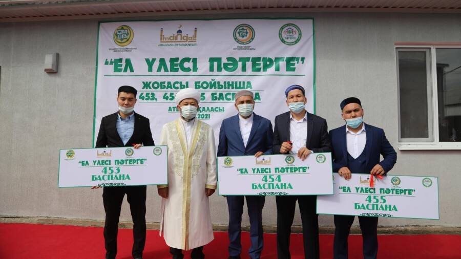 "Ел үлесі – пәтерге" жобасы аясында Атырауда жас ұстаздар мен имамдарға 3 пәтер кілті табысталды