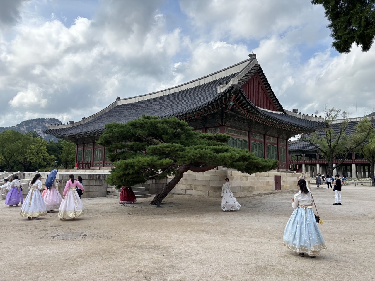 Еріндері салбыраған арық қыздар бейнелері