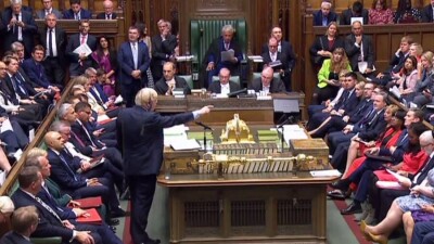 Около 30 чиновников британского правительства заявили об отставке