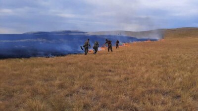 Сотни человек продолжают тушить крупный пожар в Карагандинской области