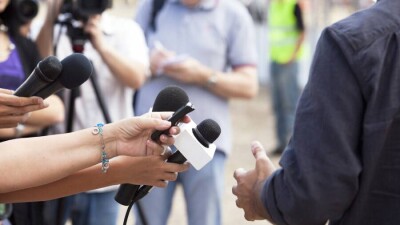 Приравнять журналистов к судьям и адвокатам предложили в сенате