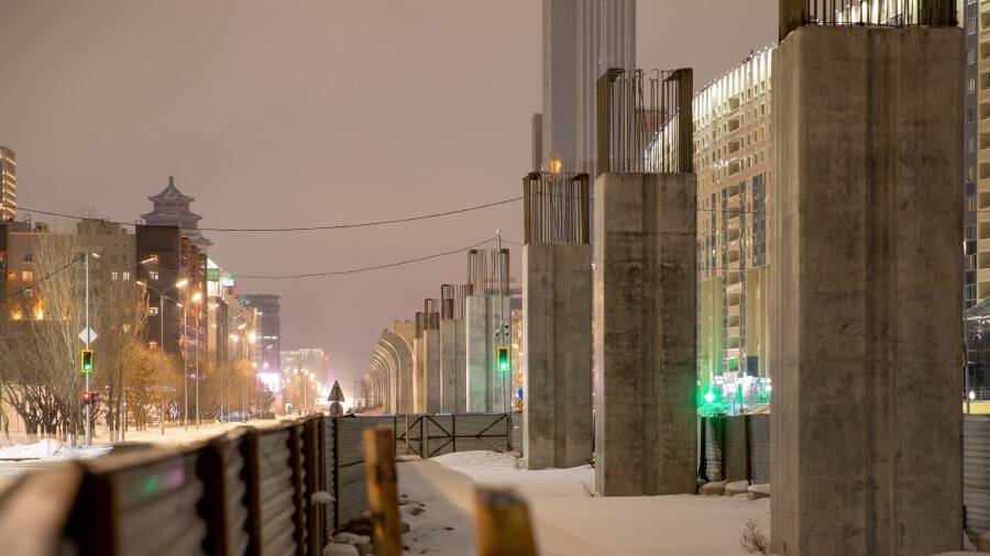 Грузовик врезался в конструкцию LRT в Нур-Султане