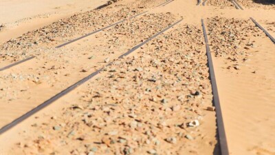 Поезд Актобе – Мангистау прибыл с опозданием. Железнодорожные пути занесло песком