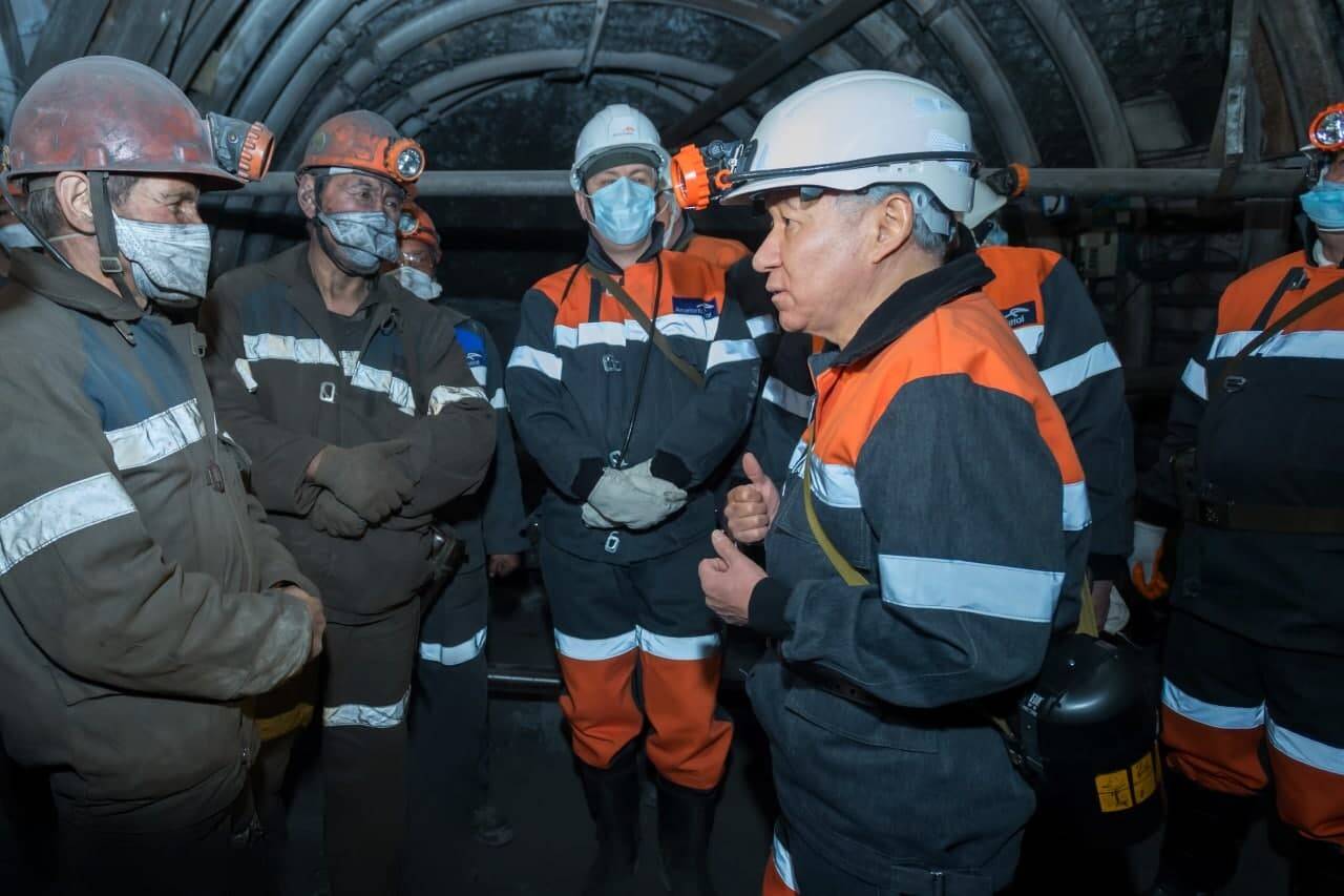 Нурлан Нигматулин на встрече с шахтёрами/Фото предоставлено пресс-службой партии Nur otan