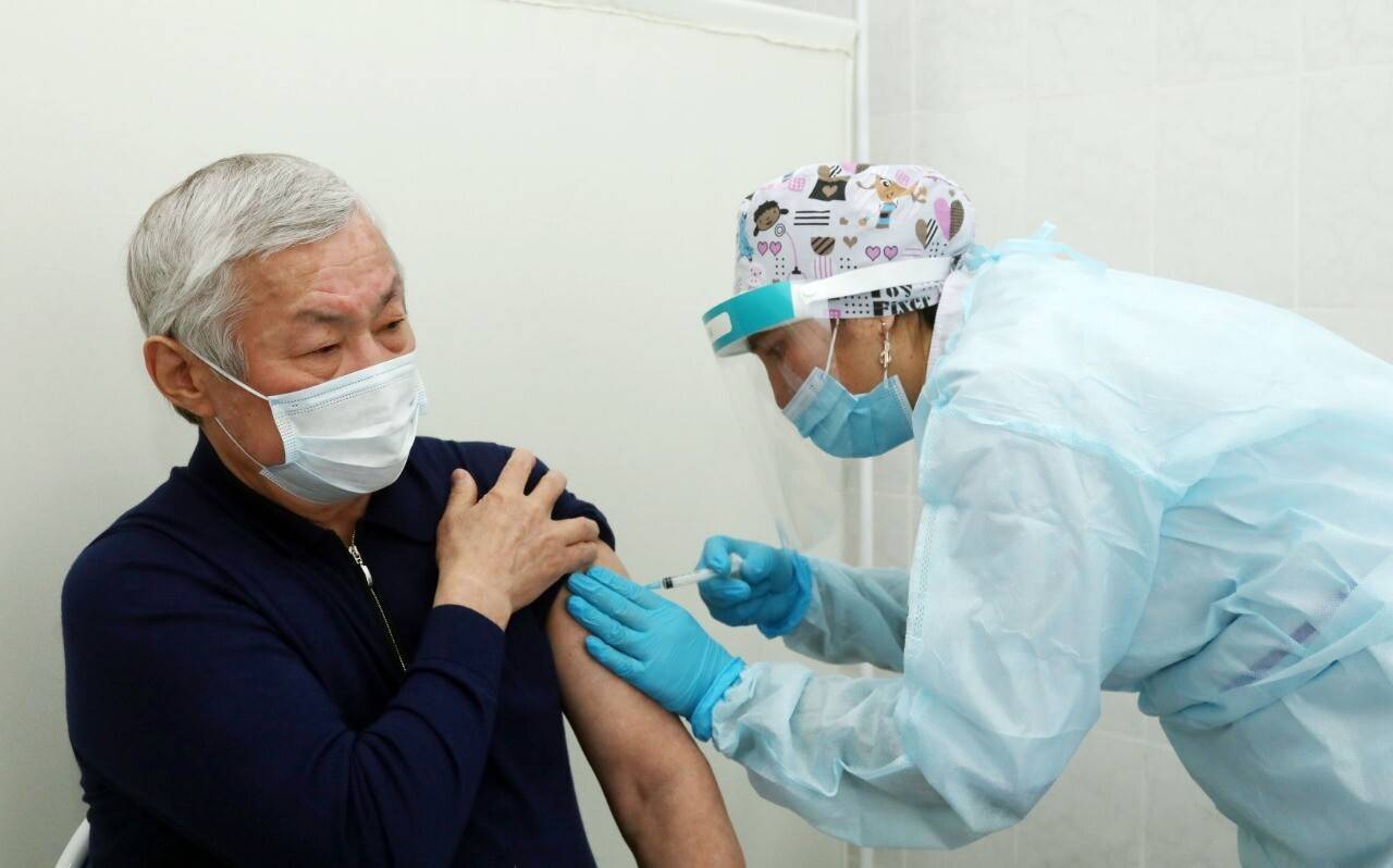 Аким Жамбылской области Бердибек Сапарбаев получил вакцину/  Фото с сайта акимата Жамбылской области
