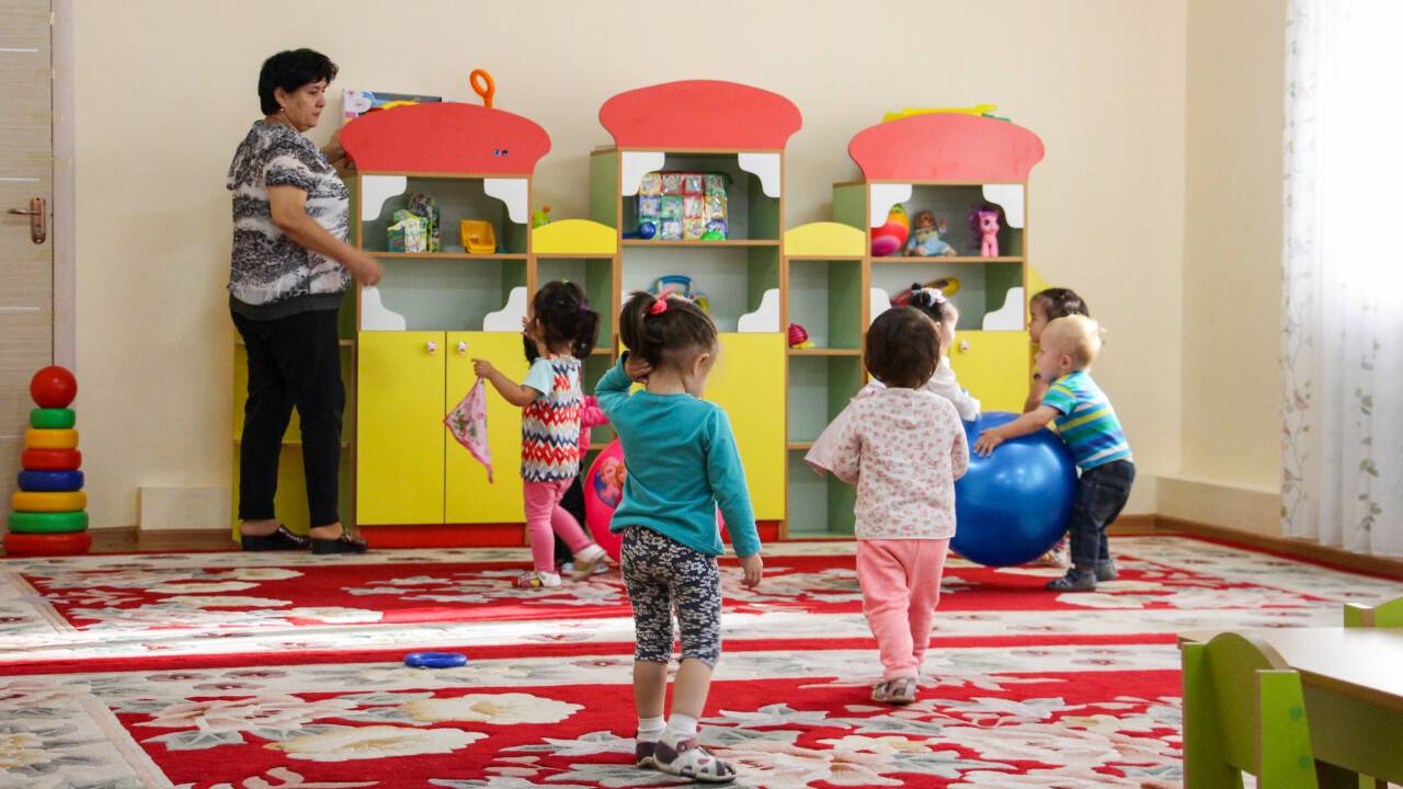 Орыс әйел желіде жыныстық қатынас кезінде лас сөздерді қолданады Порно Африка тайпалар сияқты