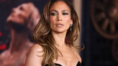 Өнерін ұнатқандар мен бөксеге сын айтқандар. Джей Ло қалай қазақ қоғамын екіге жарды