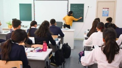 Оқушыларға полиция қызметкерлері сабақ береді