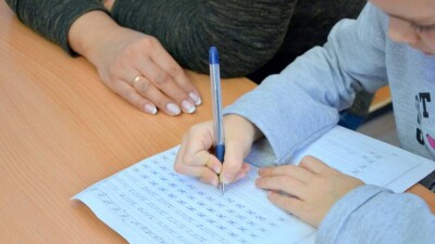 "Мектепте орын жоқ". Атыраудағы бір ауданның тұрғындары баласын қайда оқытарын білмей отыр