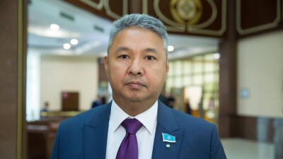 Азат Перуашев: Қазақстандағы жүйені өзгертетін сайлау емес, Конституция