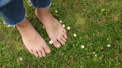 Barefooting. Жалаңаяқ жүру әлемде неге трендке айналуда және ол туралы ортопед не дейді
