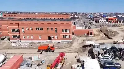 "Тағы 1 млрд теңге қажет". Атырауда үш жылдан бері салынып жатқан мектептің құрылысы тағы да тоқтап қалуы мүмкін  