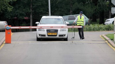 Тұрғын үй ауласына шлагбаум орнатудың заңды жолы қандай? Түсіндірме