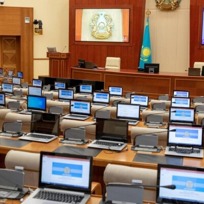 Қазтест қажет пе? Депутаттар мемқызметшілерге қойылатын талапты қатаңдатуды ұсынды 