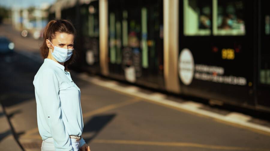 "COVID-пен өмір сүру": Пандемияның соңы қалай өрбуі мүмкін?