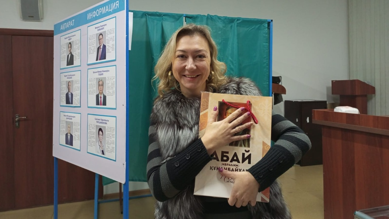 Алматының Түрксіб ауданында алғашқы дауыс бергендер Абайдың кітабын сыйға алды