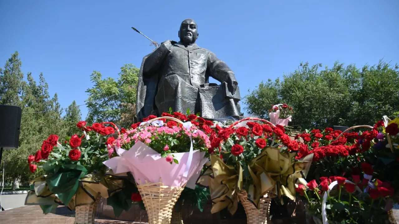 Ұлы ақынның Шымкент қаласындағы ескерткішіне қойылған гүл шоқтары. Фото: narkesken.kz